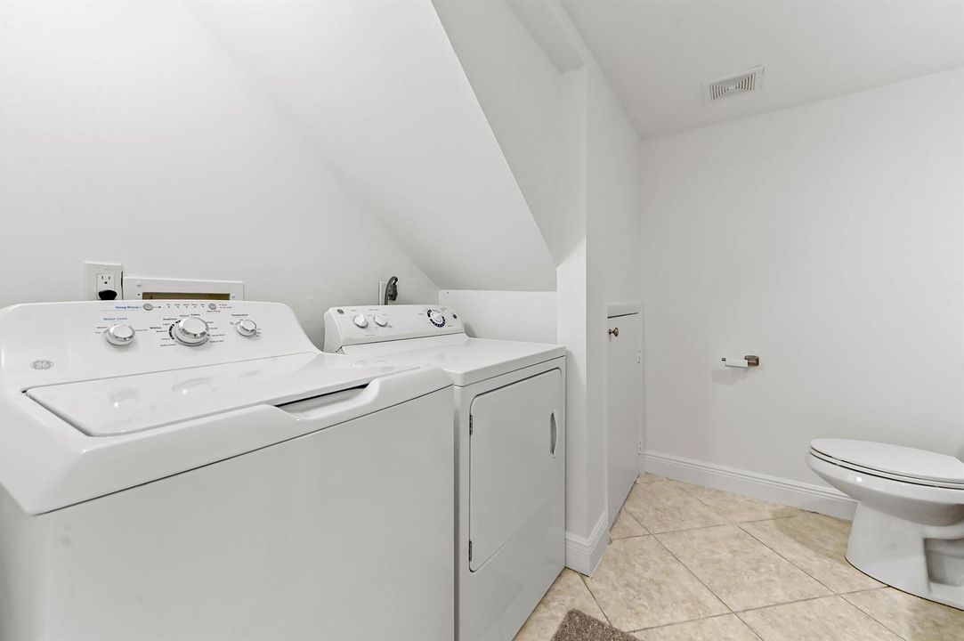 12 bathroom and laundry room 01