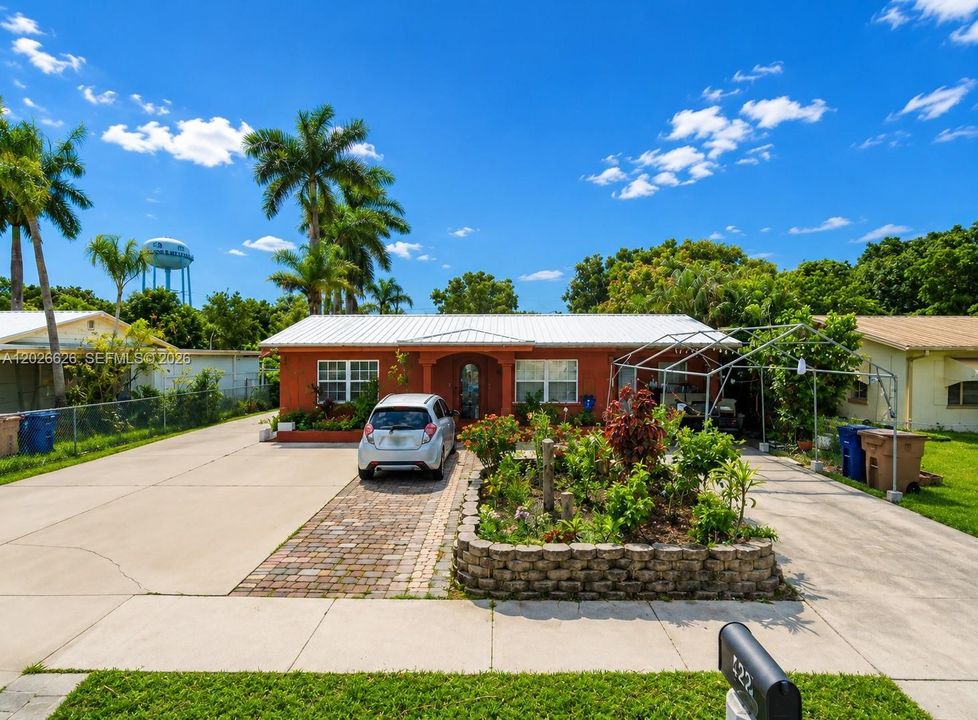 For Sale: $300,000 (3 beds, 2 baths, 1792 Square Feet)