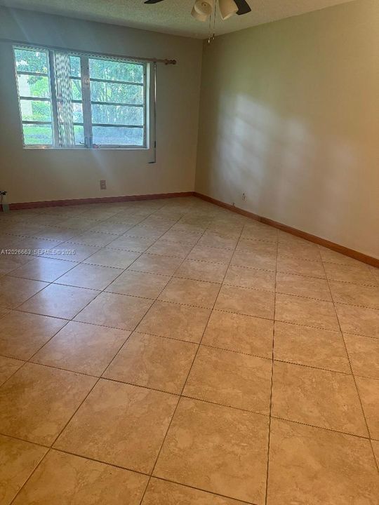 For Rent: $1,450 (1 beds, 1 baths, 710 Square Feet)