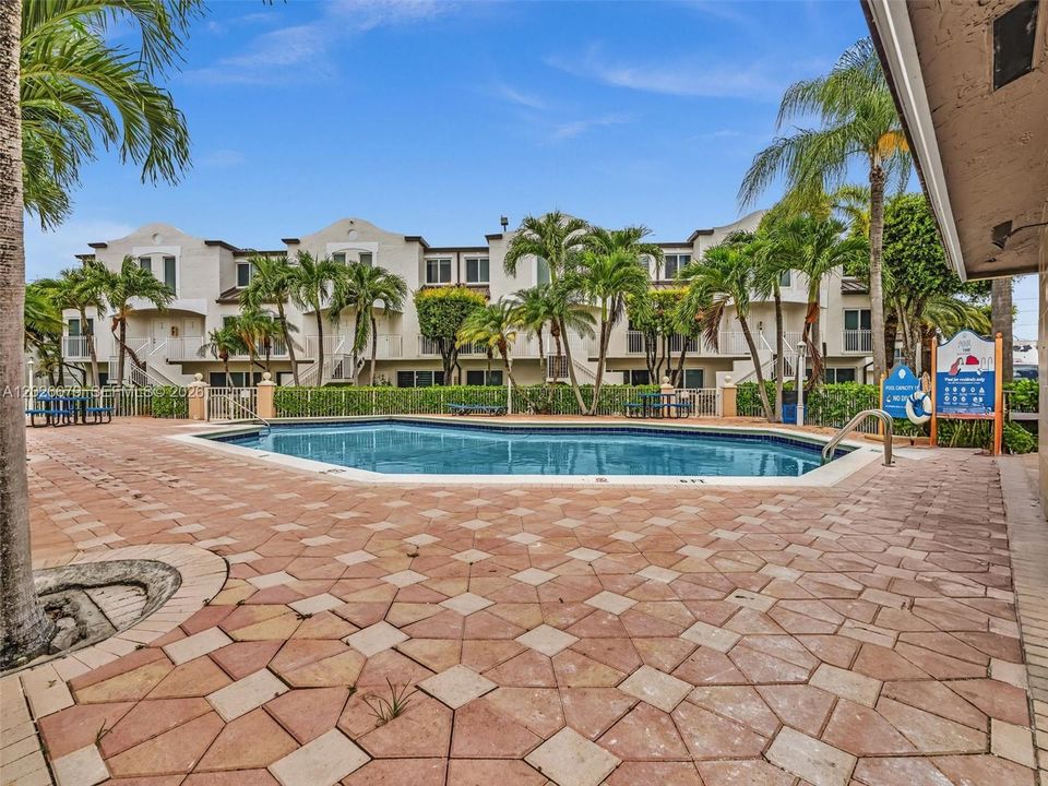 For Sale: $325,000 (2 beds, 2 baths, 845 Square Feet)