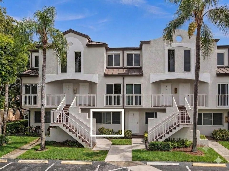 For Sale: $325,000 (2 beds, 2 baths, 845 Square Feet)