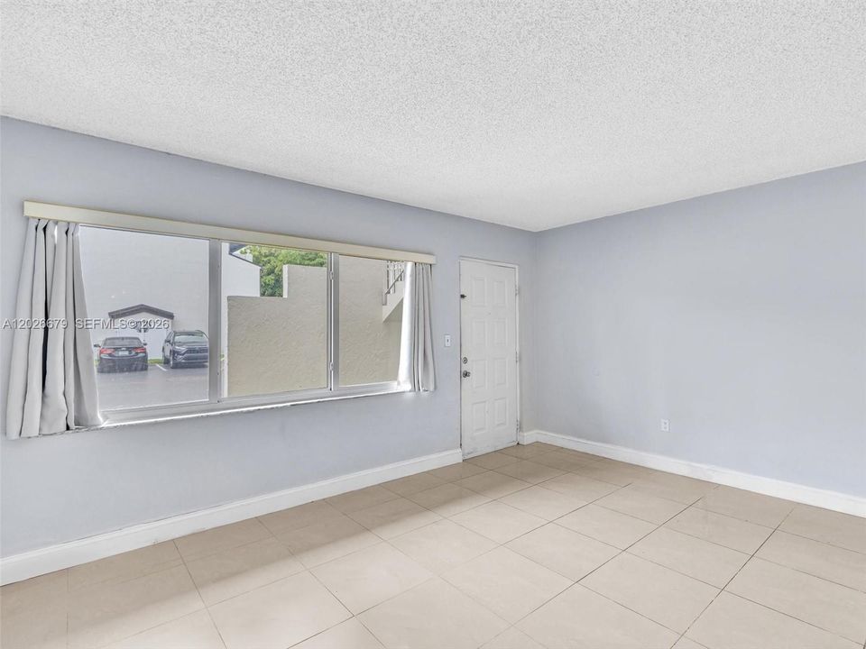 For Sale: $325,000 (2 beds, 2 baths, 845 Square Feet)