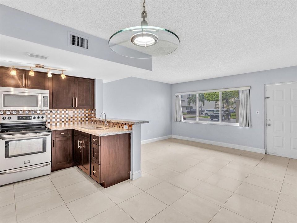 For Sale: $325,000 (2 beds, 2 baths, 845 Square Feet)