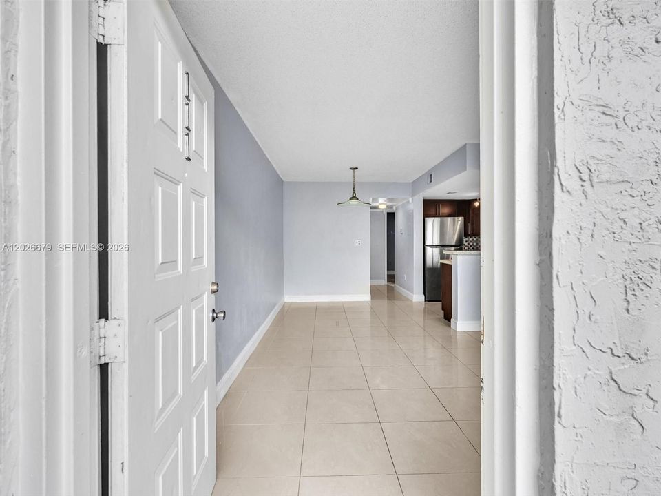 For Sale: $325,000 (2 beds, 2 baths, 845 Square Feet)