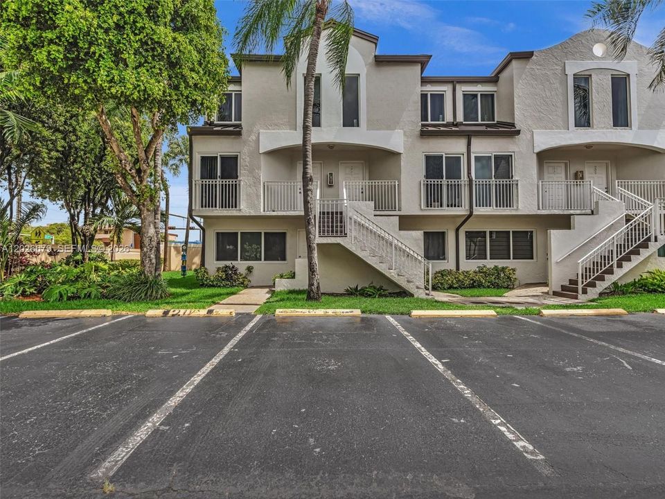 For Sale: $325,000 (2 beds, 2 baths, 845 Square Feet)