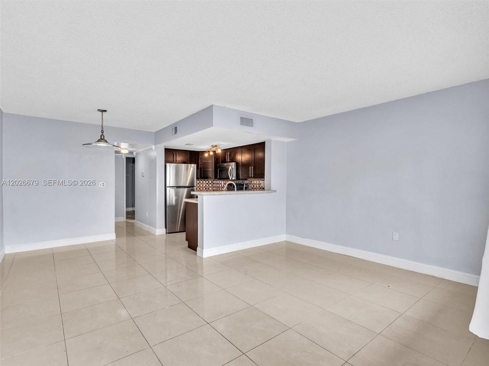 For Sale: $325,000 (2 beds, 2 baths, 845 Square Feet)