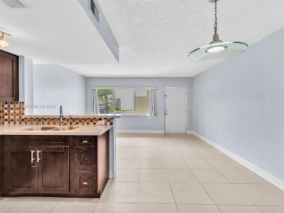 For Sale: $325,000 (2 beds, 2 baths, 845 Square Feet)