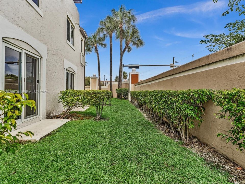 For Sale: $325,000 (2 beds, 2 baths, 845 Square Feet)