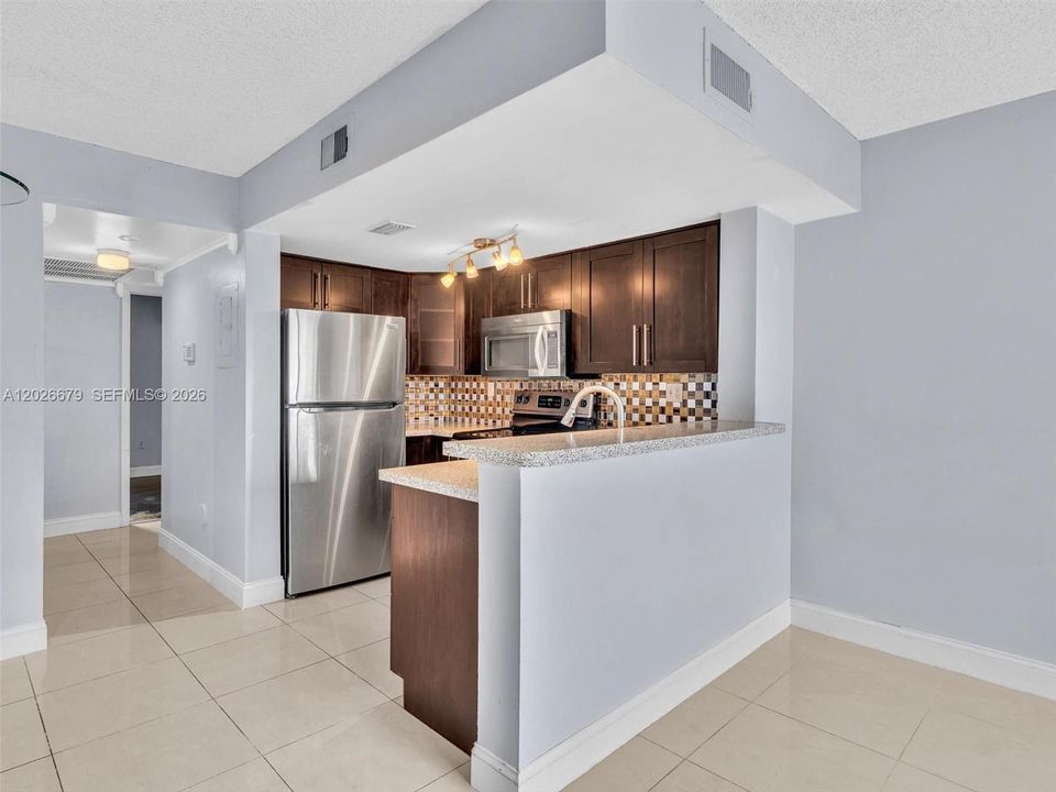 For Sale: $325,000 (2 beds, 2 baths, 845 Square Feet)