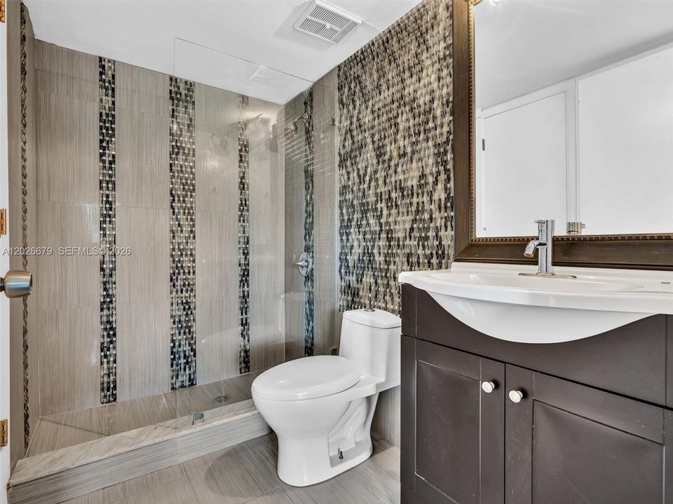 For Sale: $325,000 (2 beds, 2 baths, 845 Square Feet)