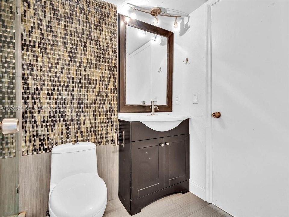 For Sale: $325,000 (2 beds, 2 baths, 845 Square Feet)