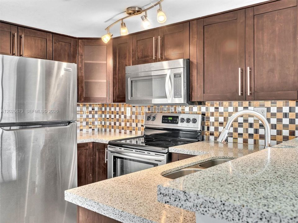 For Sale: $325,000 (2 beds, 2 baths, 845 Square Feet)