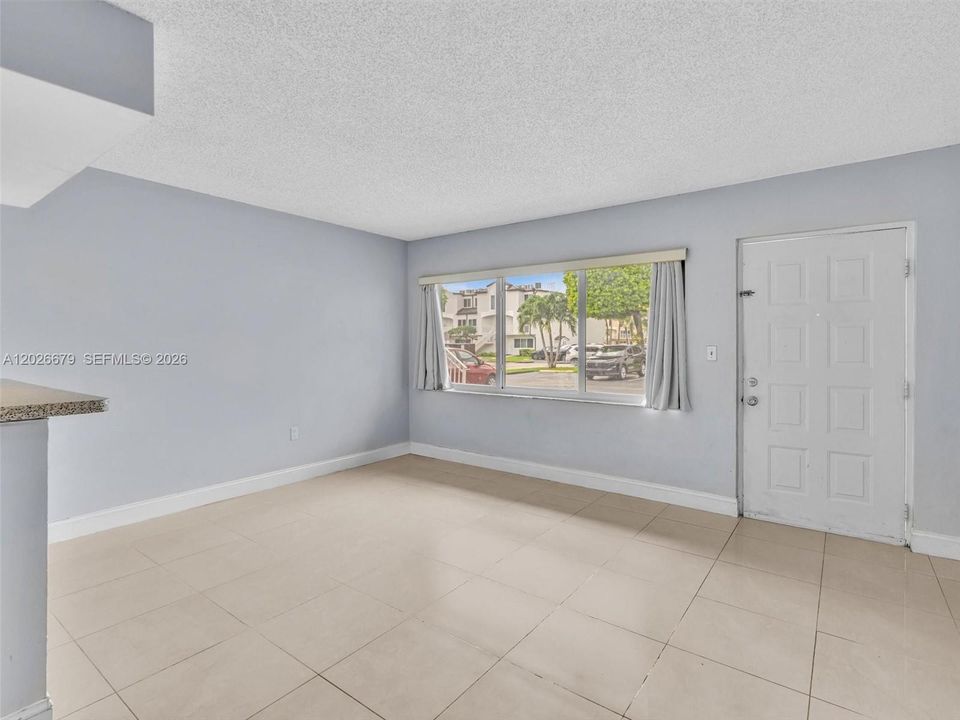 For Sale: $325,000 (2 beds, 2 baths, 845 Square Feet)