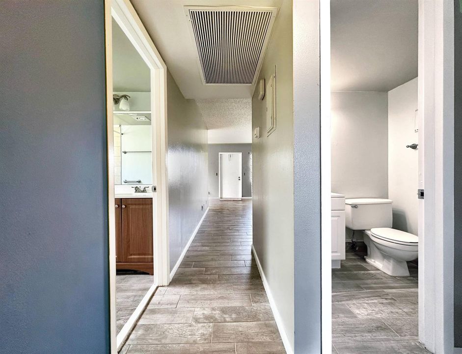 2baths_hall