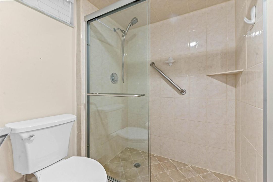 23 Bathroom 02