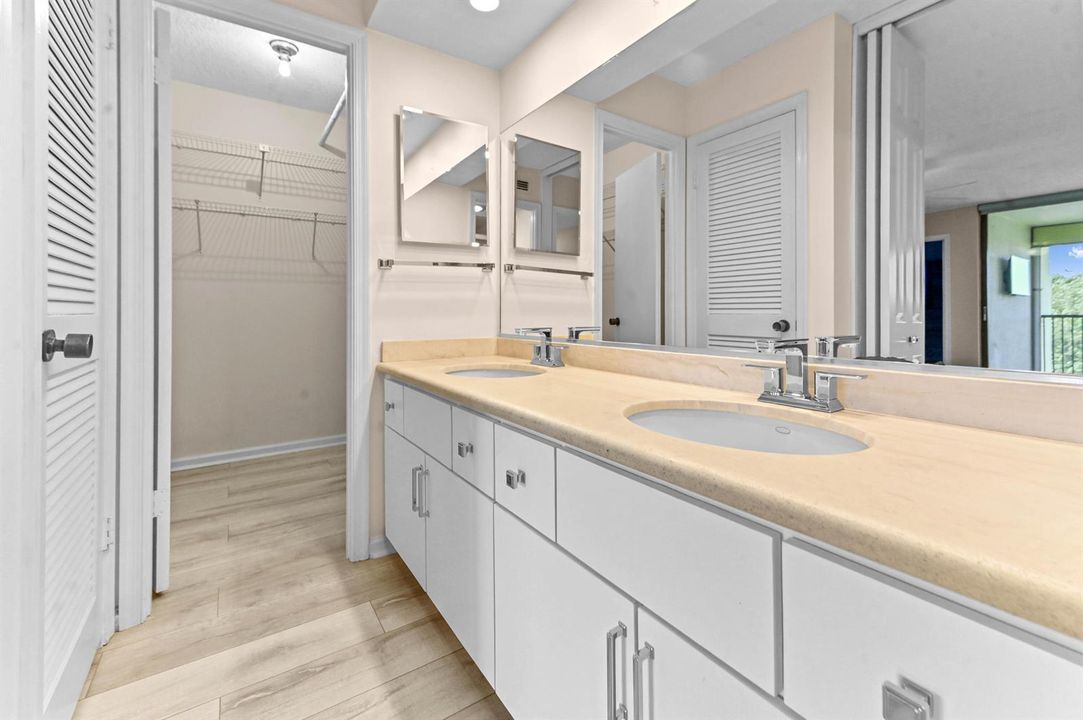 27 Bathroom 01