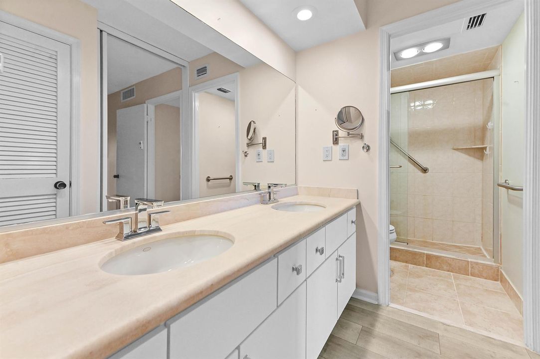 28 Bathroom 02