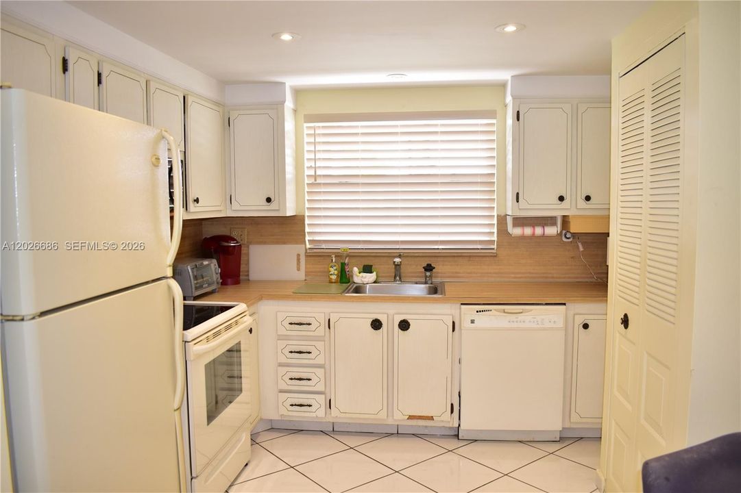 For Sale: $115,000 (2 beds, 2 baths, 1025 Square Feet)