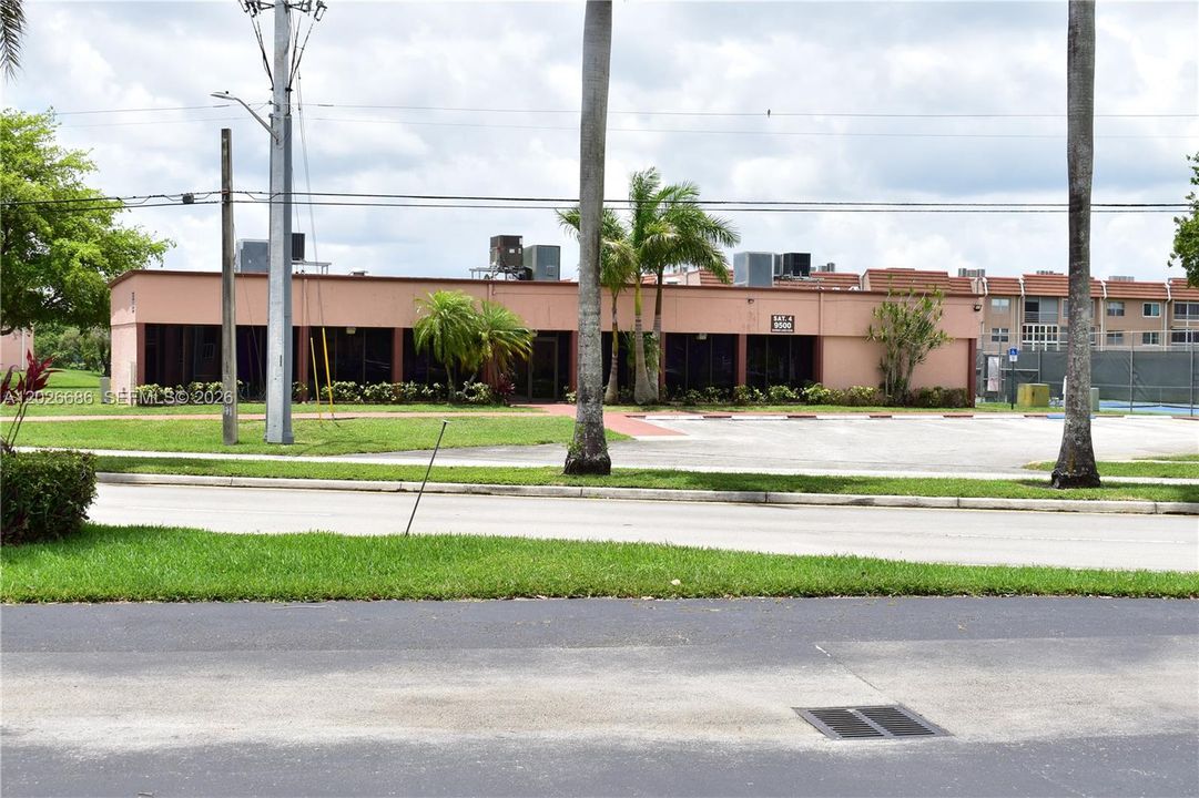 Satellite 4 with pool, tennis courts and club room is just on the other side of the street!