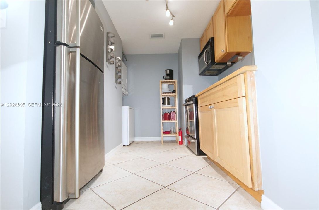 Active With Contract: $1,800 (0 beds, 1 baths, 482 Square Feet)