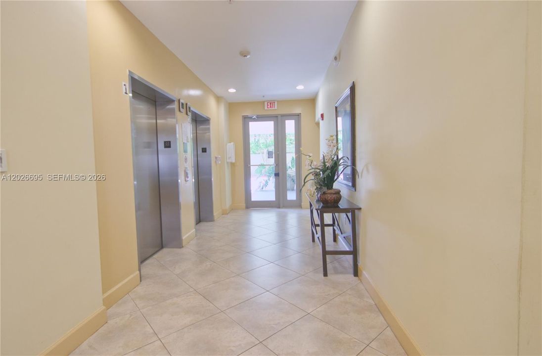 Active With Contract: $1,800 (0 beds, 1 baths, 482 Square Feet)