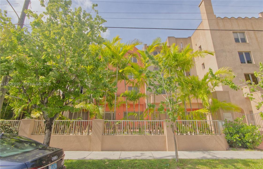 Active With Contract: $1,800 (0 beds, 1 baths, 482 Square Feet)
