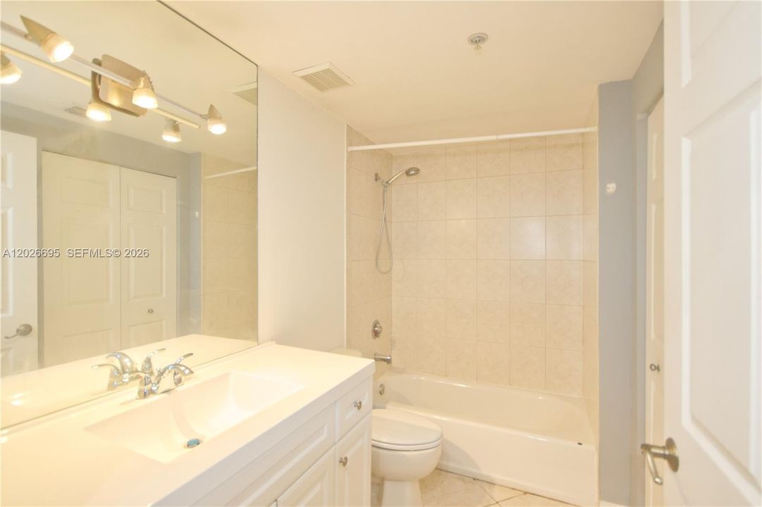 Active With Contract: $1,800 (0 beds, 1 baths, 482 Square Feet)