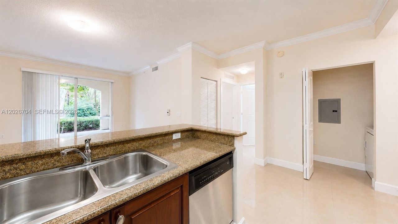 For Sale: $255,000 (1 beds, 1 baths, 744 Square Feet)