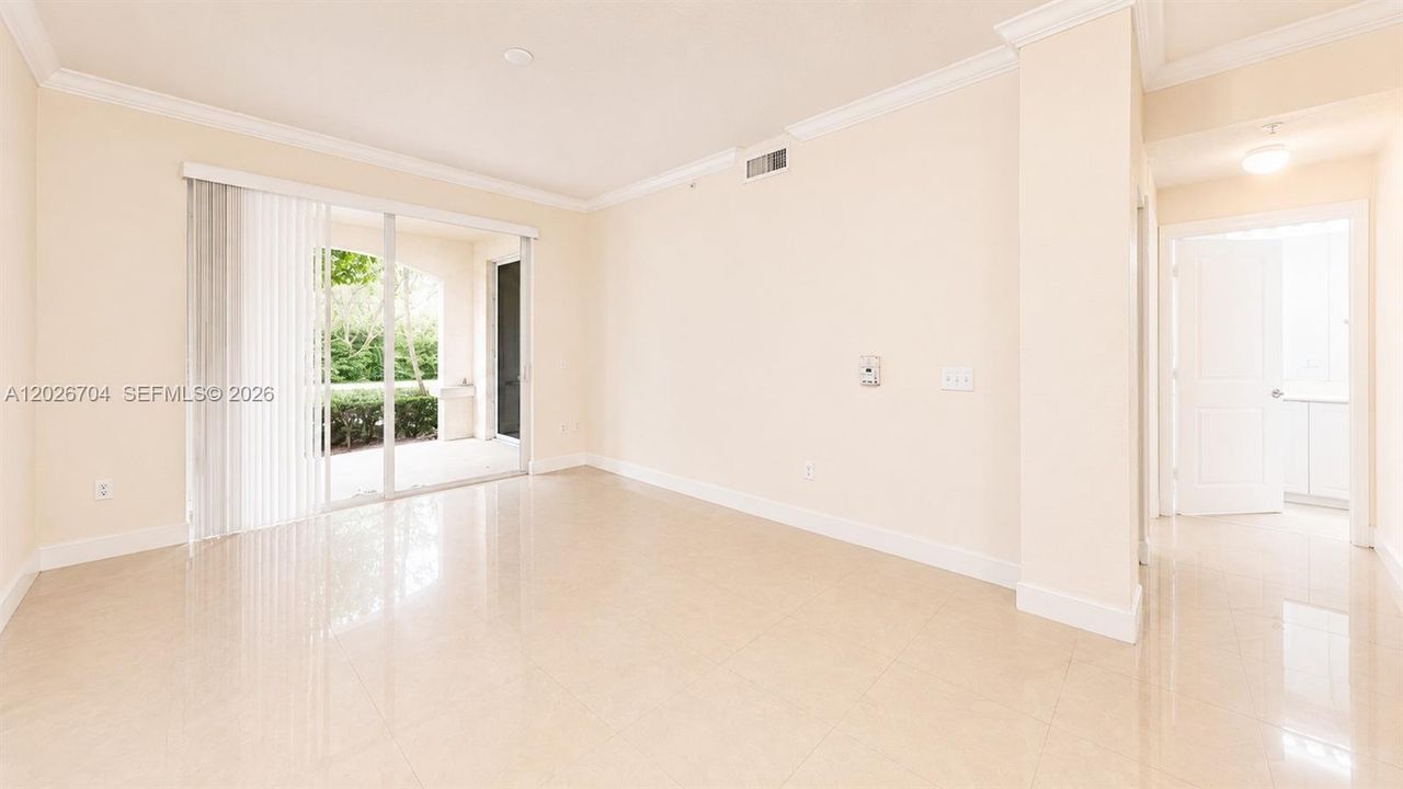 For Sale: $255,000 (1 beds, 1 baths, 744 Square Feet)