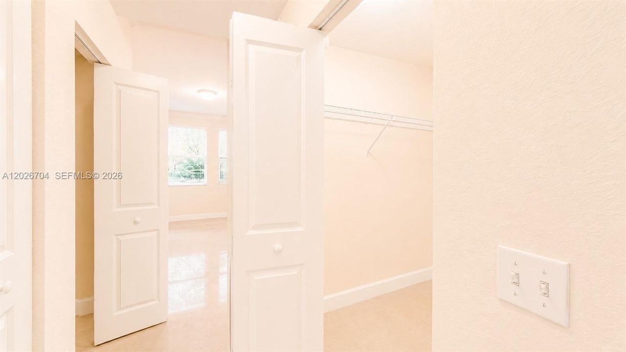 For Sale: $255,000 (1 beds, 1 baths, 744 Square Feet)