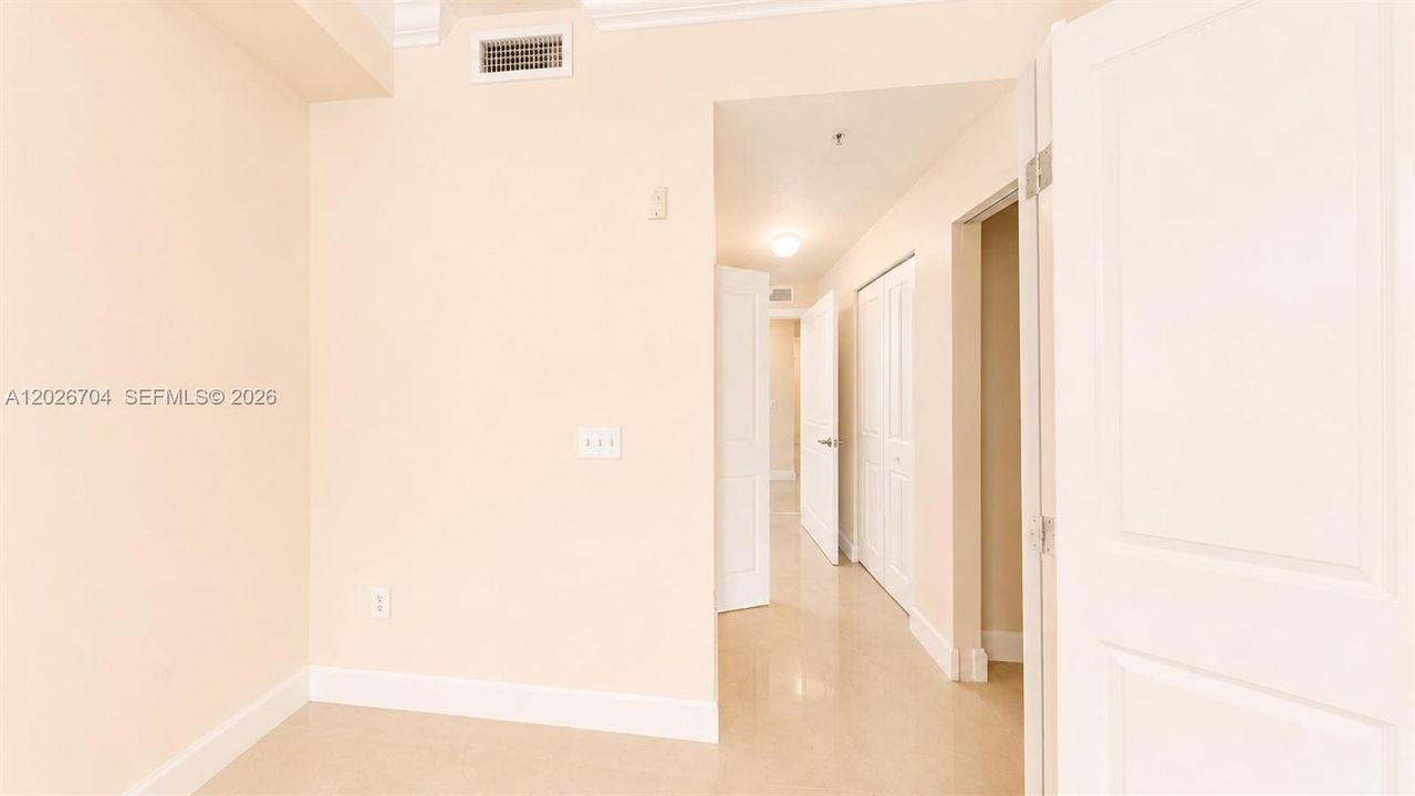 For Sale: $255,000 (1 beds, 1 baths, 744 Square Feet)