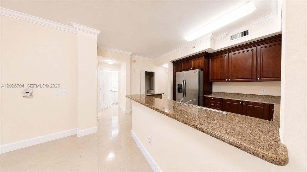 For Sale: $255,000 (1 beds, 1 baths, 744 Square Feet)