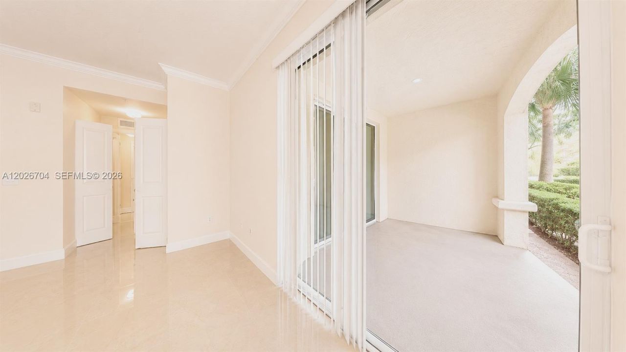 For Sale: $255,000 (1 beds, 1 baths, 744 Square Feet)