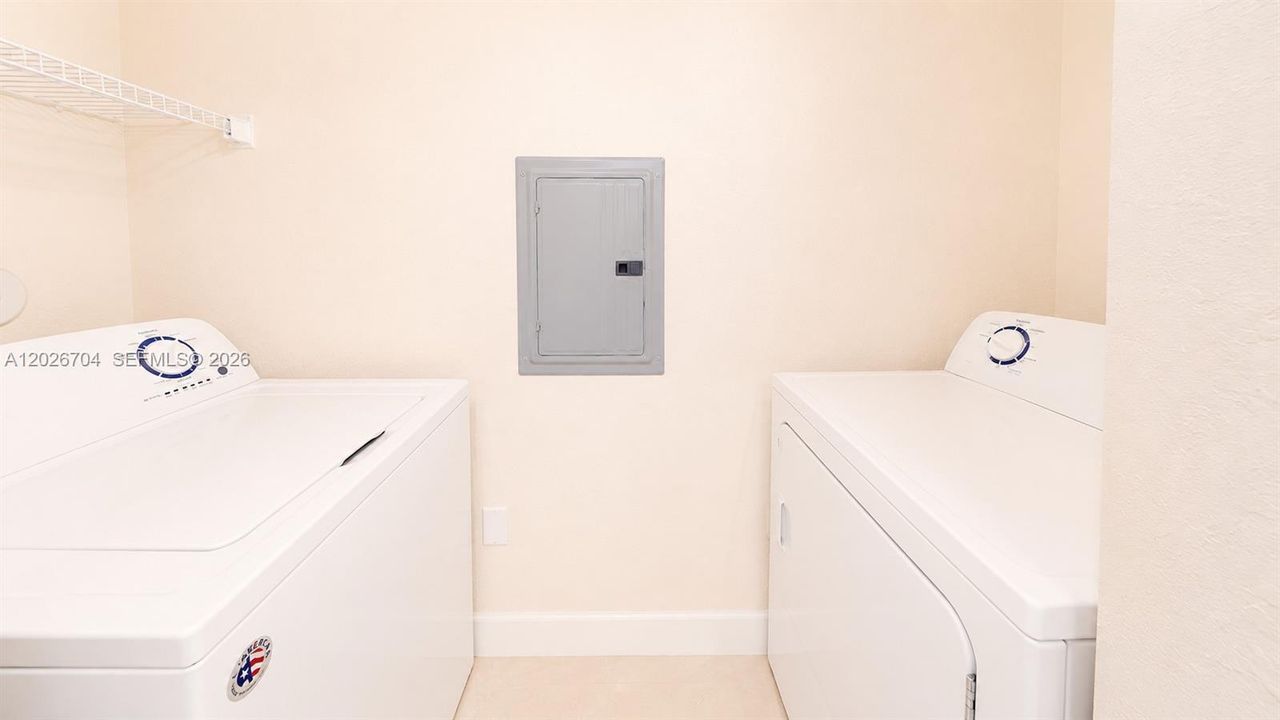 For Sale: $255,000 (1 beds, 1 baths, 744 Square Feet)