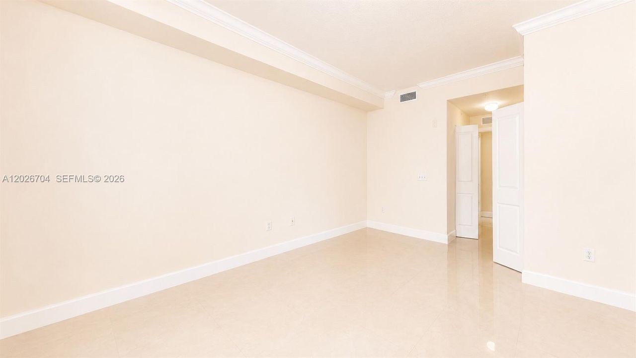 For Sale: $255,000 (1 beds, 1 baths, 744 Square Feet)