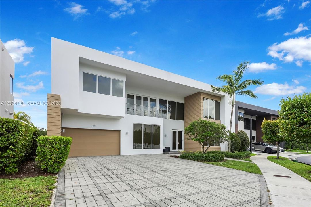 For Sale: $2,420,000 (5 beds, 5 baths, 4628 Square Feet)