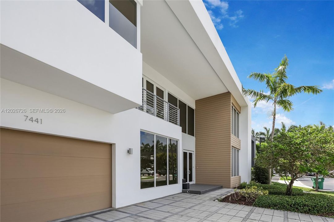For Sale: $2,420,000 (5 beds, 5 baths, 4628 Square Feet)