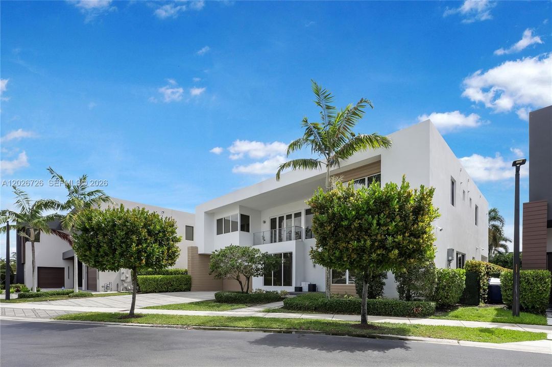 For Sale: $2,420,000 (5 beds, 5 baths, 4628 Square Feet)