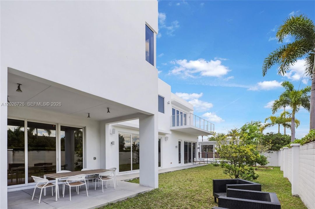 For Sale: $2,420,000 (5 beds, 5 baths, 4628 Square Feet)