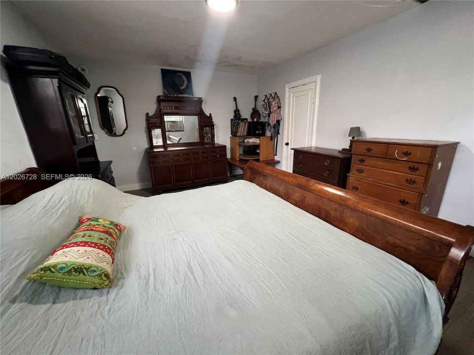 For Sale: $469,000 (2 beds, 1 baths, 1767 Square Feet)
