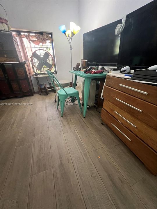 For Sale: $469,000 (2 beds, 1 baths, 1767 Square Feet)
