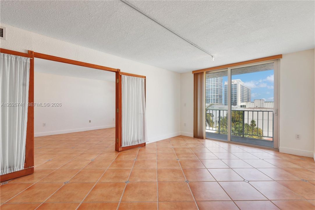 Activo con contrato: $249,900 (1 camas, 1 baños, 905 Pies cuadrados)