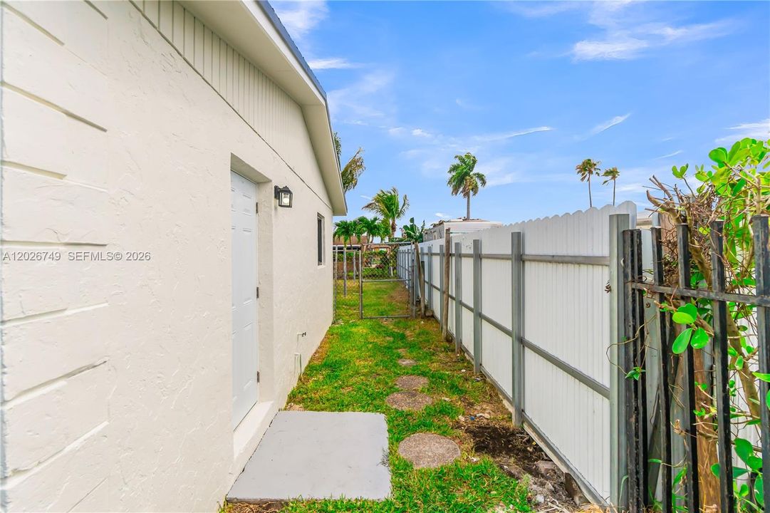 For Sale: $525,000 (3 beds, 2 baths, 1235 Square Feet)