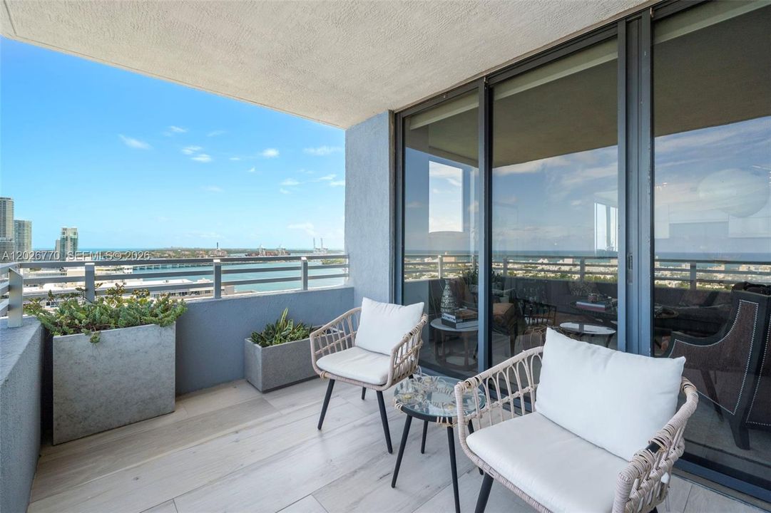 Active With Contract: $1,030,000 (2 beds, 2 baths, 1262 Square Feet)