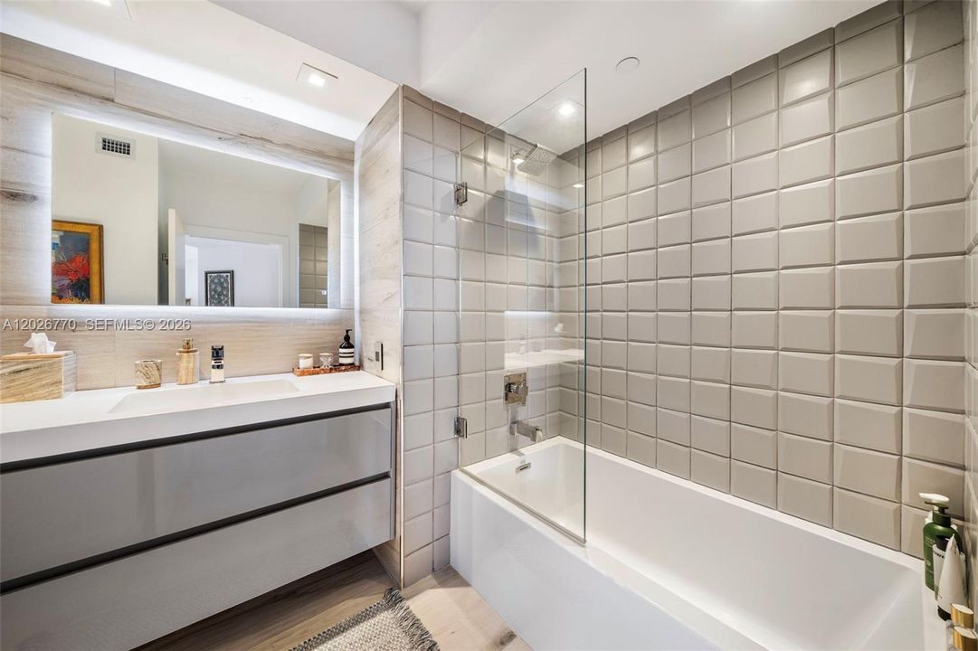 Active With Contract: $1,030,000 (2 beds, 2 baths, 1262 Square Feet)