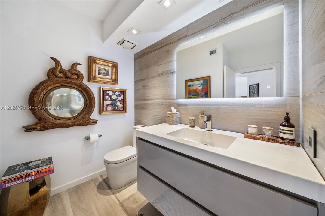 Active With Contract: $1,030,000 (2 beds, 2 baths, 1262 Square Feet)