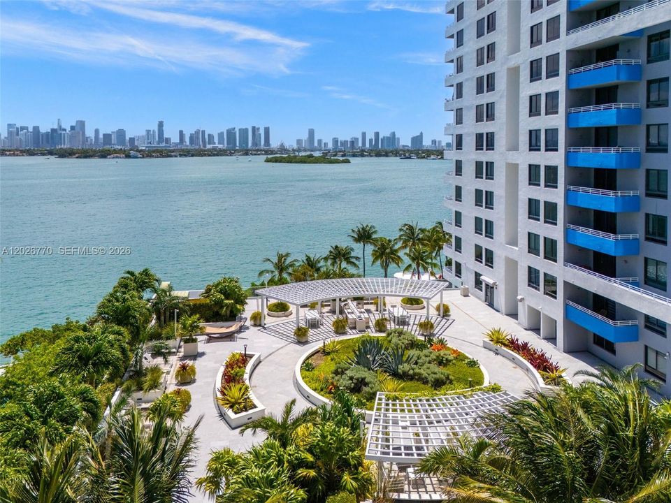 Active With Contract: $1,030,000 (2 beds, 2 baths, 1262 Square Feet)