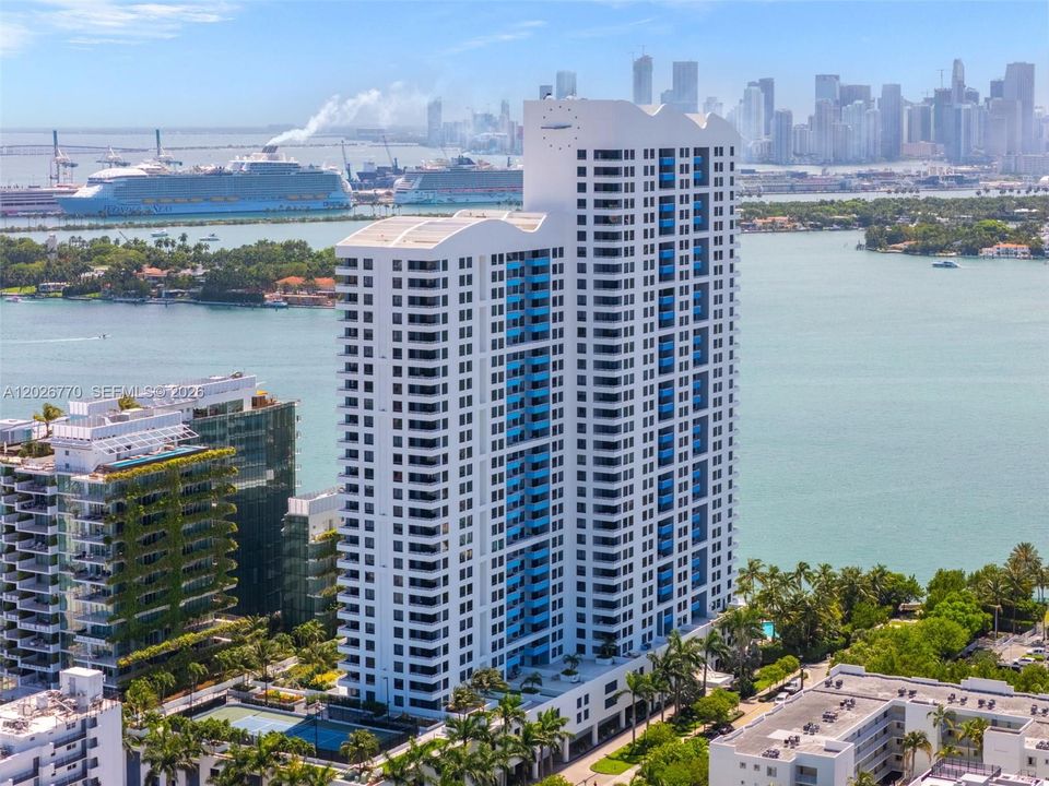Active With Contract: $1,030,000 (2 beds, 2 baths, 1262 Square Feet)