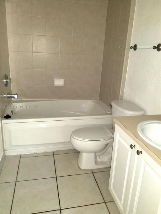Activo con contrato: $2,200 (2 camas, 2 baños, 1080 Pies cuadrados)