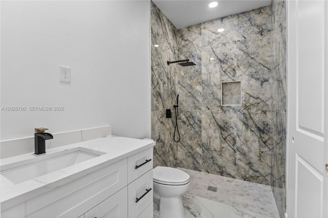 En Venta: $435,000 (4 camas, 3 baños, 2009 Pies cuadrados)